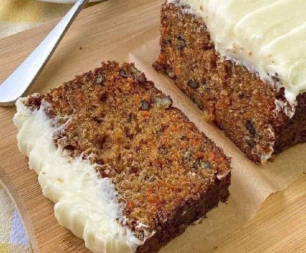 Pastel de Manzana y Almendras con Salsa de Caramelo