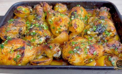 Pollo al horno con patatas: el sabroso segundo plato todo en la sartén